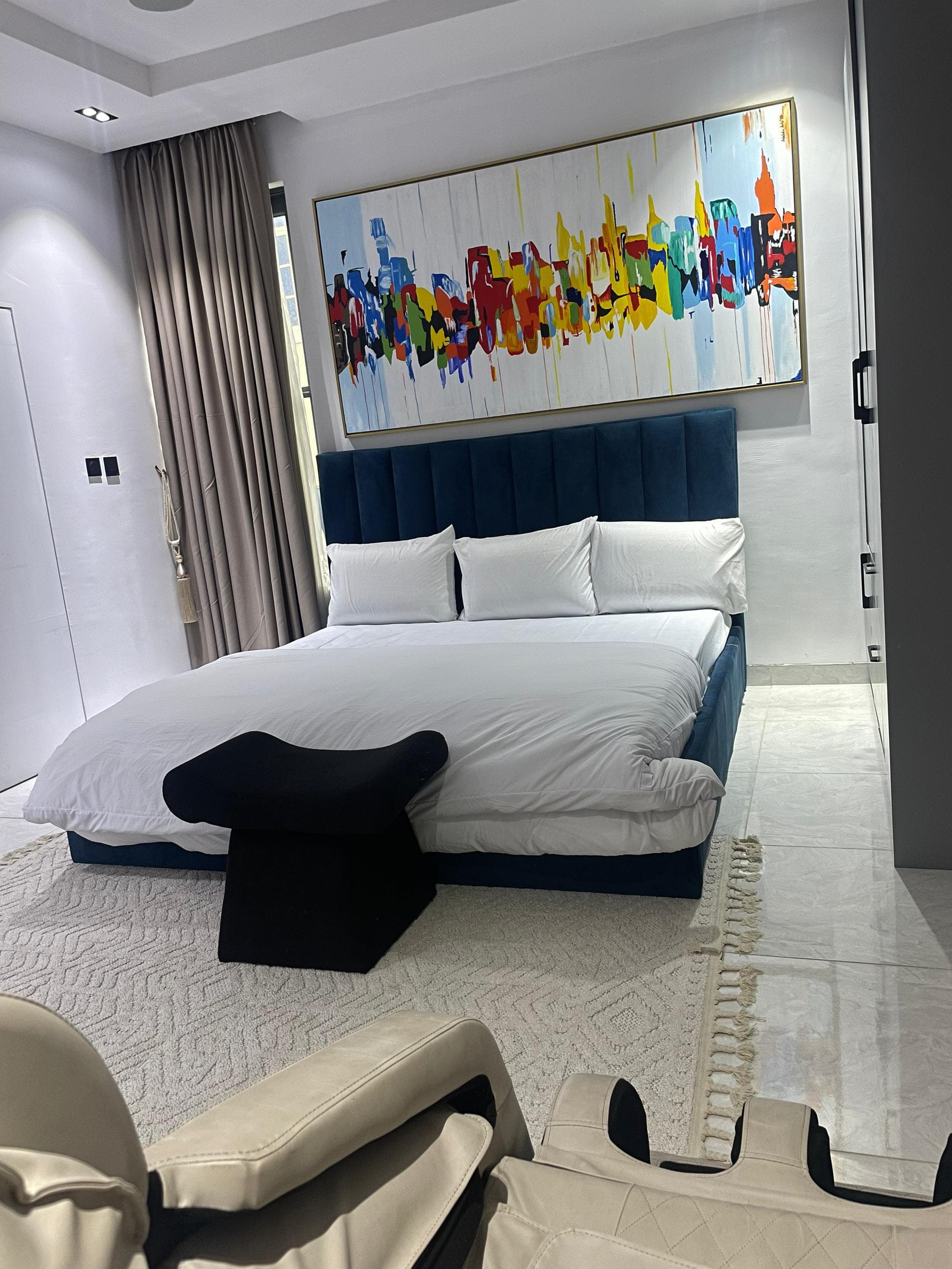 Luxury 1-Bedroom Apartment with a PS5 in Ikoyi - Image 5