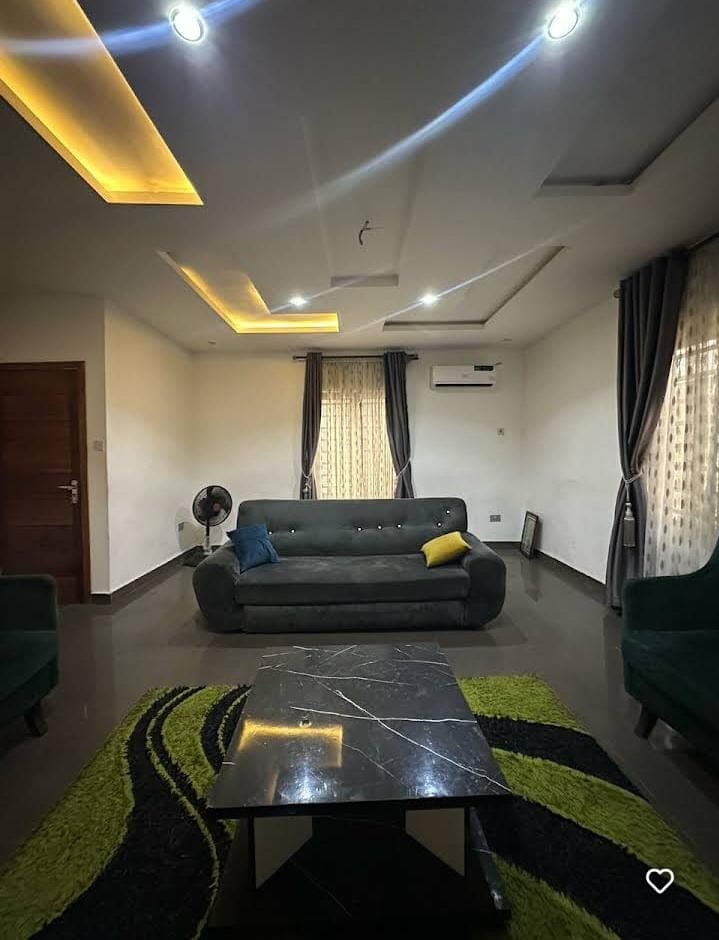 Luxury 3 bedrooms apartment in Surulere - Image 3