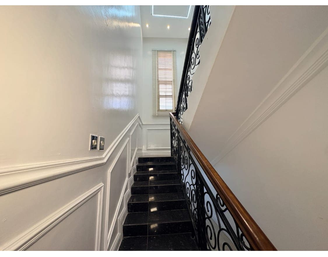 S&T Luxury Apartment - Image 4