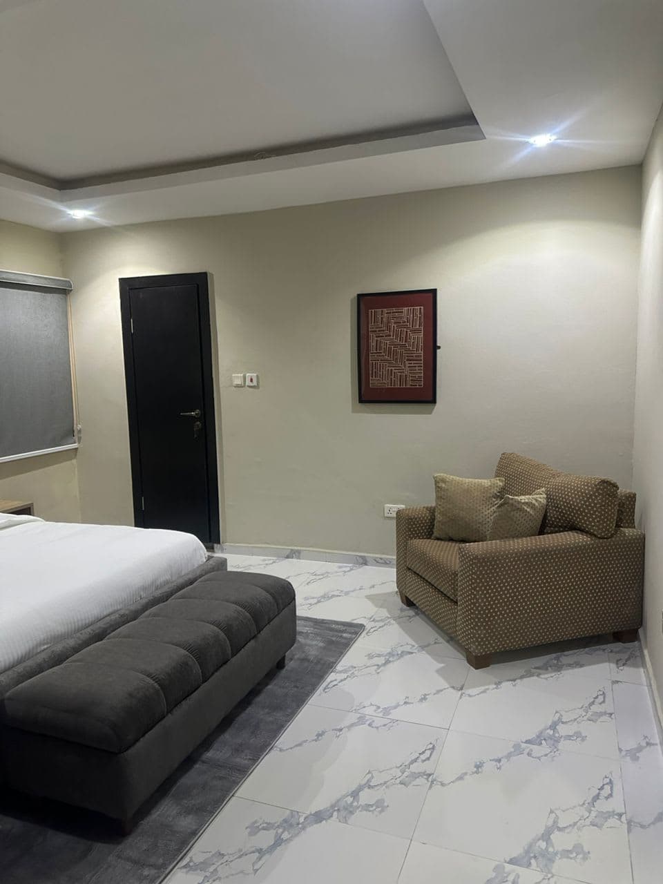 Noir Elegance Apartment - Image 3