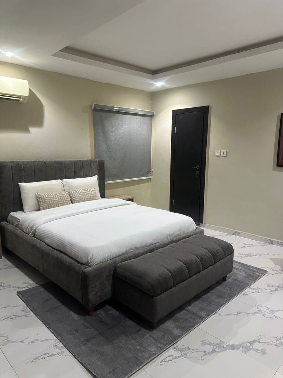 Noir Elegance Apartment - Image 4