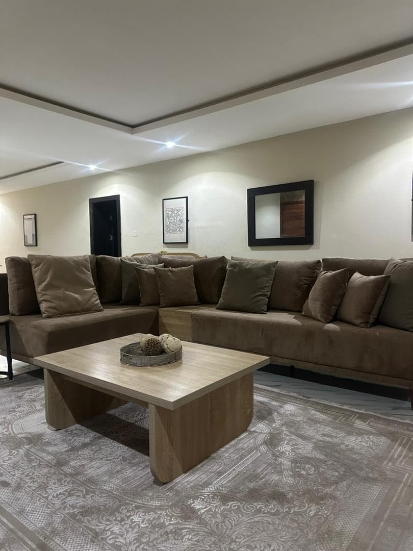Noir Elegance Apartment - Image 5