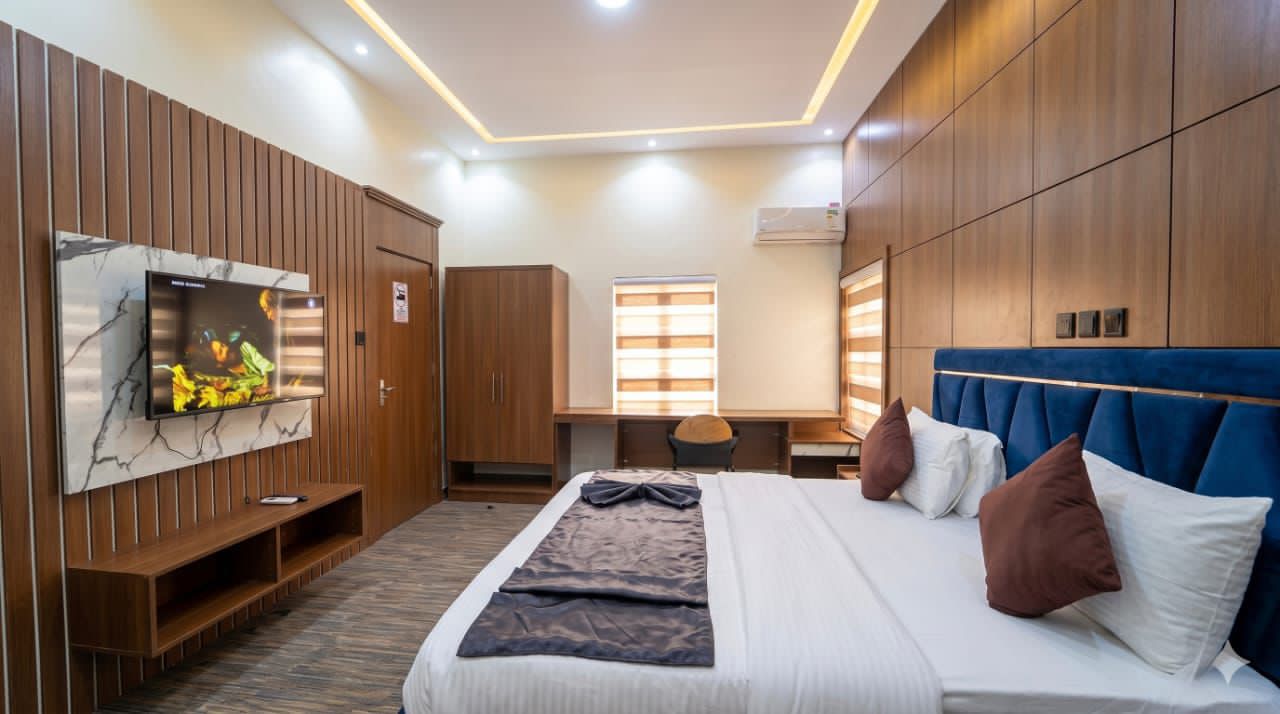CH - Executive Suite - Image 2
