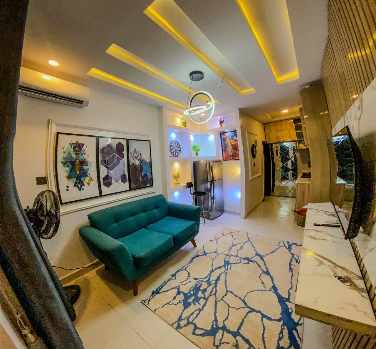 Luxury One Bedroom Apartment - Image 2