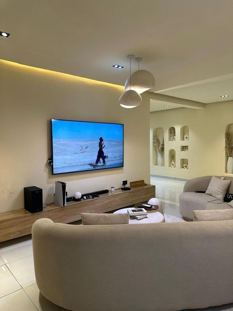 Luxury 2bedroom apartment with swimming pool PS5 Gym and Snooker board