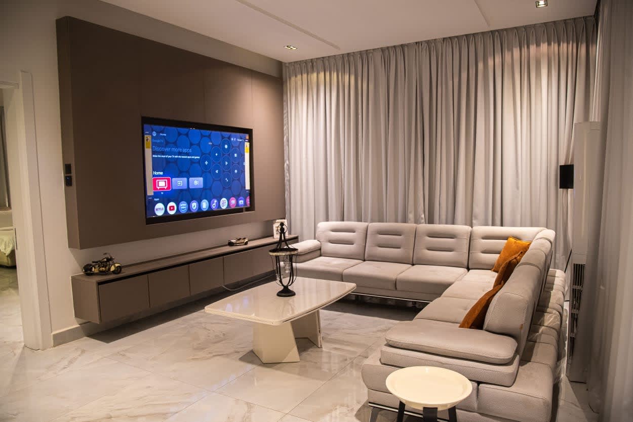 Luxury Rooftop 2-Bedroom Master Suite with Jacuzzi - Image 2
