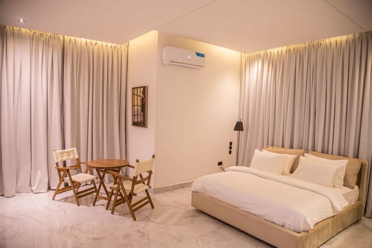 Luxury Rooftop 2-Bedroom Master Suite with Jacuzzi - Image 3