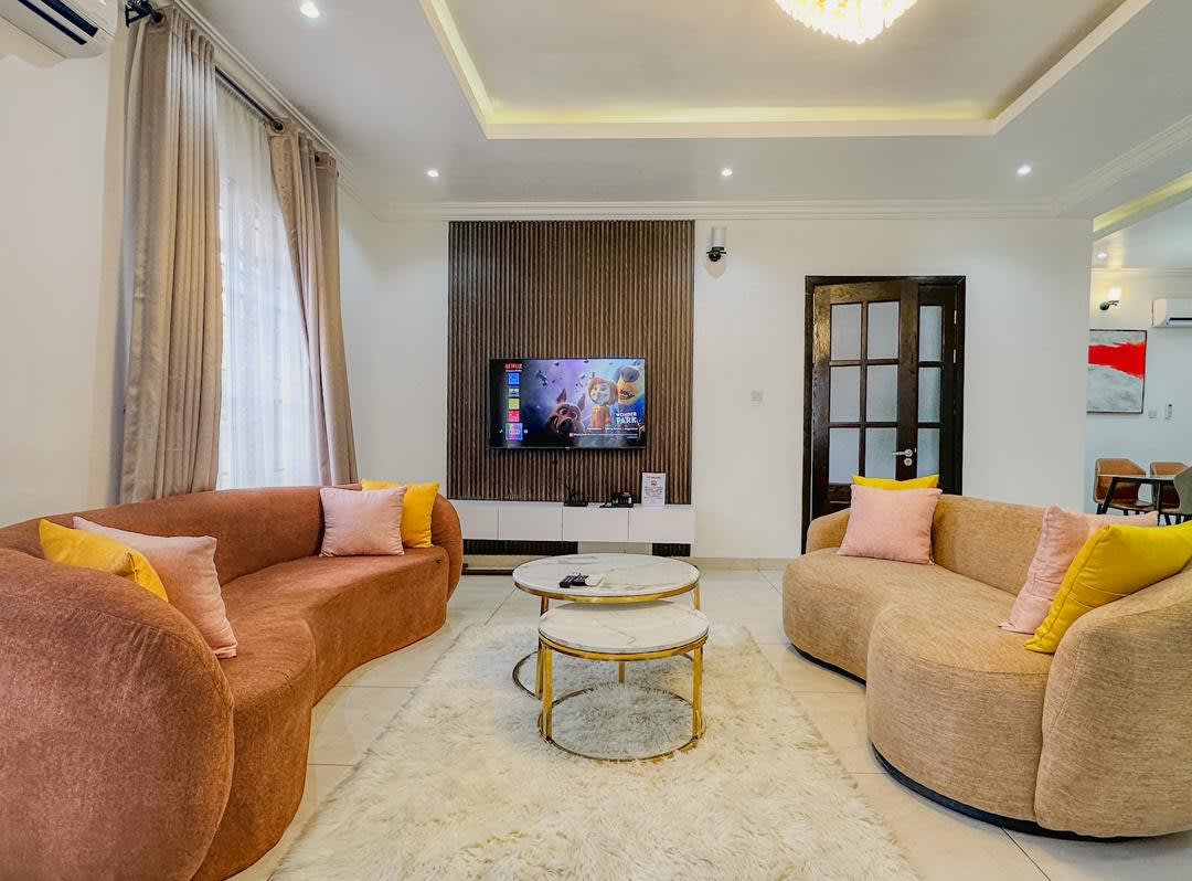 House 9 - Luxury Fully Furnished 3-Bedroom Apartment - Unit 2 - Image 3