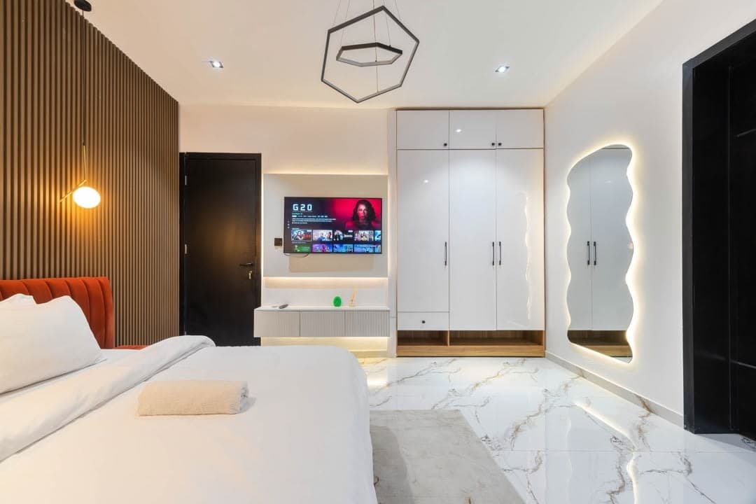 Luxury 2-Bedroom Apartment with Premium Amenities - Image 2